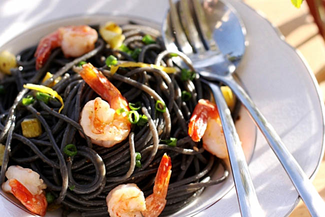 Черные спагетти с креветками: готовим вместе с журналом MENS-LOOK.ru